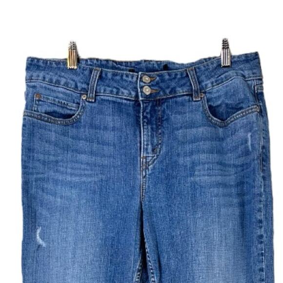 Levi’s Women’s Jeans 526 Slender Straight Leg  Mid Rise Medium Wash Size 10 - Picture 3 of 6